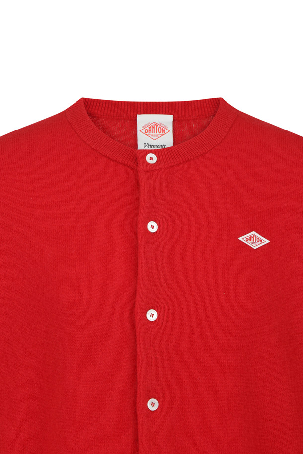 WOMEN'S LAMBSWOOL CREW NECK KNIT CARDIGAN - RED (여성 램스울 크루 넥 니트 가디건 - 레드)는 가을, 겨울에 착용하기 좋은 여성용 니트 가디건입니다. 램스울 소재로 제작되어 부드러운 촉감을 선사하며, 레귤러 핏과 얇은 두께감으로 편안하게 착용할 수 있습니다. 라운드넥 디자인에 무지 패턴, 긴 소매 기장으로 베이직하고 클래식한 스타일을 연출합니다. 특히, 블루종 스타일 커프스가 특징이며, 출근룩이나 모임룩, 미니멀, 캐주얼 스타일에 활용하기 좋습니다. 버튼 여밈 방식으로 간편하게 착용 가능합니다.
