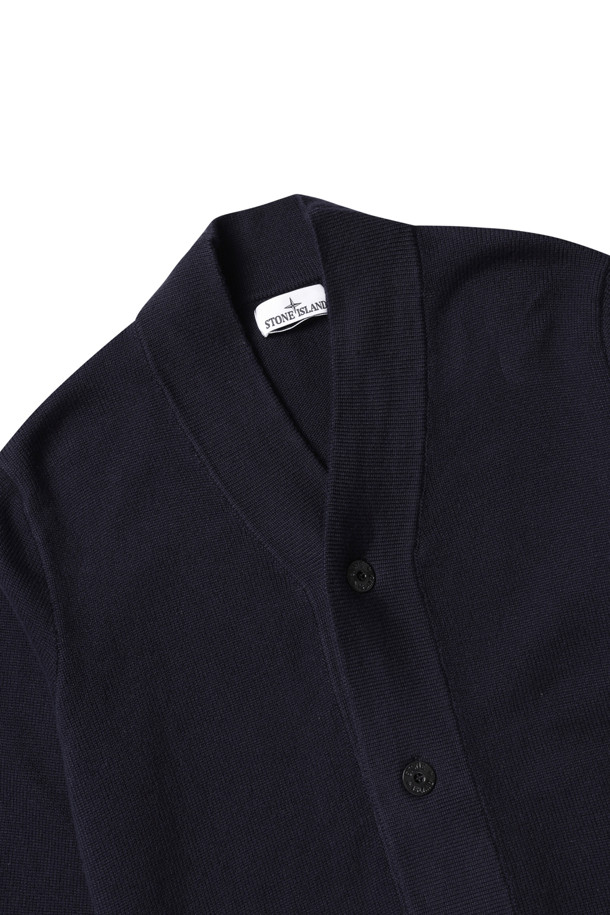 (스톤 아일랜드) 윈터 코튼 루즈 핏 가디건 8115556A2 V0020 네이비 블루는 겨울철 넉넉하고 편안한 착용감을 선사하는 남성용 니트 가디건입니다. 부드러운 면 소재로 제작되어 포근한 착용감을 제공하며, 루즈핏 디자인으로 편안함을 더했습니다. 네이비 블루 컬러에 무지 패턴으로 다양한 스타일에 매치하기 용이하며, 브이넥 라인과 버튼 여밈 방식으로 깔끔한 느낌을 줍니다. 왼쪽 소매의 스톤 아일랜드 배지와 리브드 소매, 밑단 디테일이 특징이며, 겨울철 데일리룩, 동네 마실룩, 여행룩 등 폭넓게 활용할 수 있습니다.
