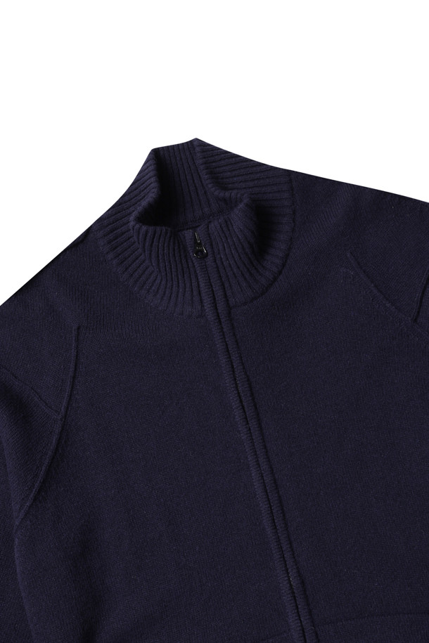 (씨피 컴퍼니) 램스울 GRS 집업 가디건 -17CMKN143A110149A 토탈 이클립스는 부드러운 촉감의 램스울 소재로 제작된 남성용 니트 가디건입니다. 네이비 컬러의 무지 디자인으로, 가을과 겨울 시즌에 따뜻하고 편안하게 착용하기 좋습니다. 레귤러핏이며, 집업 스타일과 긴 소매, 사이드 포켓, 소매 렌즈 디테일이 특징입니다. 캐주얼, 미니멀, 클래식 스타일을 즐기는 분들께 겨울 데일리룩, 산책룩, 집콕룩 등 다양한 TPO에 맞춰 활용하기 좋은 아이템입니다. 두꺼운 두께감으로 보온성을 높였습니다.
