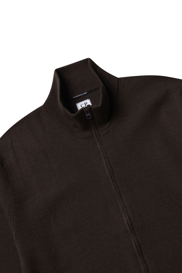 씨피 컴퍼니(C.P. COMPANY)의 엑스트라파인 메리노 울 지퍼드 가디건입니다. 부드러운 촉감의 메리노 울 소재로 제작되어 가을, 겨울 시즌에 따뜻하게 착용할 수 있습니다. 레귤러 핏으로 편안하며, 미니멀하고 클래식한 디자인으로 다양한 스타일 연출에 용이합니다. 브라운 컬러의 무지 디자인에 소매 배지와 포켓 디테일로 포인트를 더했습니다. 지퍼 여밈 방식으로 간편하게 착용 가능하며, 데일리룩, 카페룩, 데이트룩 등 다양한 TPO에 활용하기 좋습니다.
