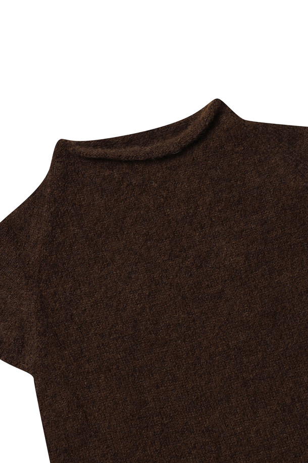 (PALOMA WOOL) NO 1736 / 구이디 - TJ0601323 브라운은 여성용 니트/스웨터입니다. 부드러운 촉감의 울 소재로 제작되었으며, 가을과 겨울에 따뜻하게 착용하기 좋습니다. 레귤러핏의 하이넥 디자인과 두꺼운 두께감이 특징이며, 브러쉬 가공으로 고급스러운 느낌을 더했습니다. 무지 패턴의 민소매 스타일로, 미니멀하고 베이직한 스타일을 연출합니다. 겨울 데일리룩, 모임룩, 데이트룩 등 다양한 TPO에 클래식, 미니멀, 캐주얼 스타일로 활용하기 좋습니다.
