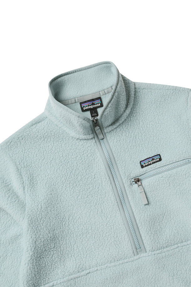 (파타고니아) 여성용 레트로 파일 플리스 마서피얼 - 써멀 블루는 부드러운 촉감과 뛰어난 보온성을 자랑하는 여성용 플리스 재킷입니다. 가을, 겨울 시즌에 적합하며 일상 및 아웃도어 활동 모두 활용 가능합니다. 캐주얼, 스포티한 스타일을 연출하기 좋으며, 무지 패턴과 레귤러핏으로 편안한 착용감을 선사합니다. 긴 소매, 집업 스타일, 가슴 및 사이드 포켓 디테일이 돋보이며, 리사이클 소재를 사용하여 환경까지 생각했습니다. 산책, 등산, 겨울철 데일리룩에 활용하여 따뜻하고 스타일리시한 룩을 완성해보세요.
