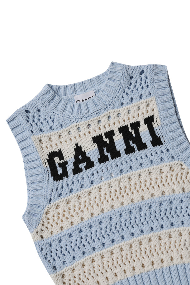 스트라이프 베스트 - 소프트 샹브레이 (STRIPED VEST - SOFT CHAMBRAY)는 여성용 상의 베스트입니다. 봄, 가을 계절에 어울리는 캐주얼 스타일의 크롭 기장 민소매 제품으로, 부드러운 촉감의 니트 소재로 제작되었습니다. 블루와 화이트 컬러의 스트라이프 패턴에 GANNI 로고 디테일이 더해져 포인트를 줍니다. 데이트룩, 카페룩과 같은 TPO에 잘 어울리며, 캐주얼, 미니멀, 클래식 스타일을 연출하기 좋습니다. 
