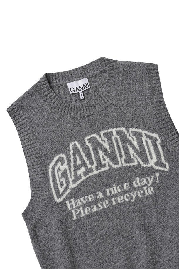 GRAPHIC VEST - FROST GREY (그래픽 베스트 - 프로스트 그레이)는 캐주얼한 스타일의 여성용 베스트입니다. 봄, 가을에 어울리는 얇은 두께의 니트 소재로 제작되어 부드러운 촉감을 선사합니다. 라운드넥에 민소매 디자인이며, 크롭 기장으로 시원한 느낌을 줍니다. 그래픽 로고 프린트가 특징이며, 리브드 엣지 디테일로 포인트를 더했습니다. 카페룩이나 봄 소풍룩으로 연출하기 좋으며, 미니멀, 클래식 스타일과도 잘 어울립니다.
