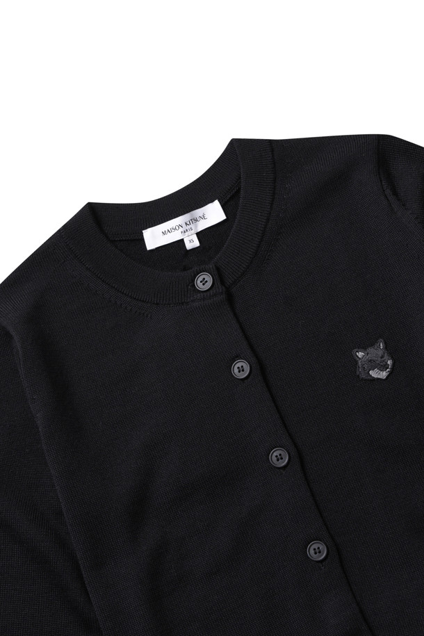 메종키츠네의 볼드 폭스 헤드 패치 레귤러 가디건 - 블랙입니다. 울 소재로 제작되어 봄, 가을에 착용하기 좋으며, 캐주얼하고 베이직한 스타일을 연출합니다. 라운드넥 디자인에 레귤러핏으로 편안하게 착용 가능하며, 소매는 긴 기장입니다. 가슴 부분의 메종키츠네 자수 패치워크가 특징이며, 네크라인, 허리, 커프스에는 리브 디테일이 더해졌습니다. 버튼 잠금 방식으로 간편하게 착용할 수 있습니다.