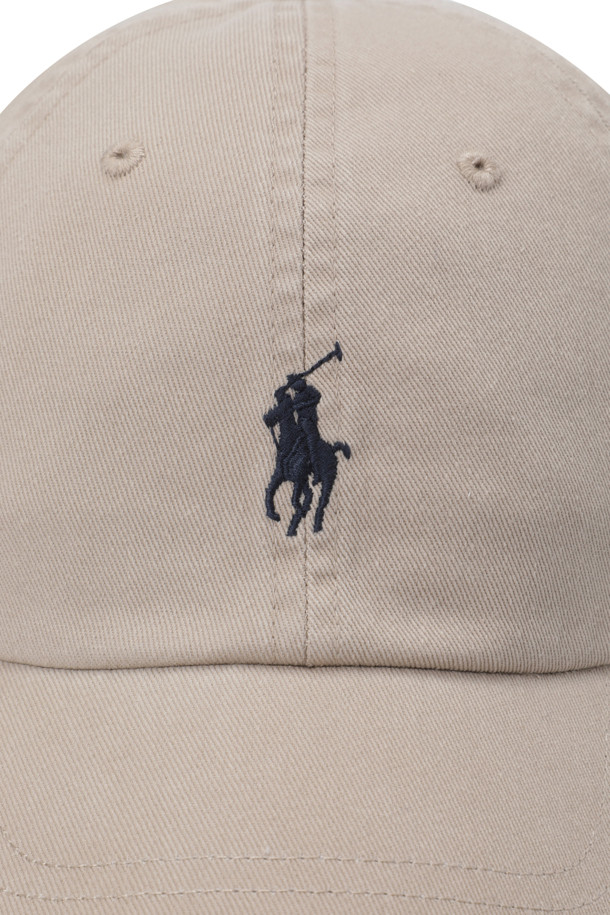 누벅과 릴레이 블루 컬러의 면 소재로 제작된 COTTON CHINO BASEBALL CAP (코튼 치노 베이스볼 캡)입니다. 캐주얼, 클래식, 미니멀 스타일을 즐기는 분들께 추천하며, 봄, 여름, 가을 계절에 착용하기 좋습니다. 산책룩, 여행룩 등 다양한 TPO에 활용 가능하며, 6패널 구조와 내부 스웨트밴드로 편안한 착용감을 제공합니다. 시그니처 포니 자수와 Polo 자수가 디자인 포인트로, 통기성이 우수하여 쾌적하게 착용할 수 있습니다.
