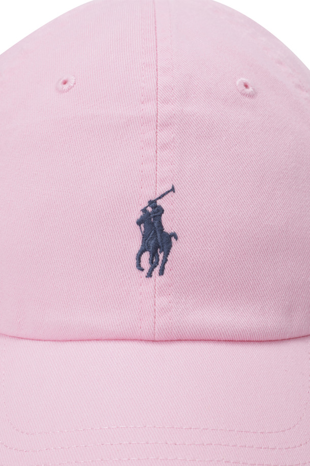 카멜 핑크와 쥬얼 블루, 두 가지 다채로운 컬러로 출시된 COTTON CHINO BASEBALL CAP (코튼 치노 베이스볼 캡)입니다. 부드러운 면 소재로 제작되어 편안한 착용감을 선사하며, 봄, 여름 시즌 데일리룩에 활용하기 좋습니다. 6패널 디자인에 자수 아일릿, 포니 자수, Polo 자수 디테일이 더해져 캐주얼하고 미니멀한 스타일을 연출합니다. 버클 스트랩으로 사이즈 조절이 가능하며, 통기성이 우수하고 내부 스웨트밴드가 있어 쾌적하게 착용할 수 있습니다. 여행룩, 봄 소풍룩 등 다양한 TPO에 매치하여 클래식한 매력을 더해보세요.
