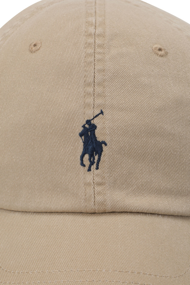 COTTON CHINO BASEBALL CAP (카페 탄/뉴포트 네이비)는 면 소재로 제작되어 부드러운 촉감을 선사하며, 봄, 여름, 가을에 착용하기 좋습니다. 캐주얼, 클래식, 미니멀 스타일을 추구하는 분들께 추천하며, 산책룩과 여행룩에 매치하기 좋습니다. 6패널 구조와 내부 스웨트밴드가 편안한 착용감을 제공하며, 시그니처 포니 자수와 Polo 자수가 디자인의 포인트입니다.  뒷면의 버클 스트랩으로 사이즈 조절이 용이하며, 일반적인 모자 깊이와 챙 넓이로 제작되었습니다.
