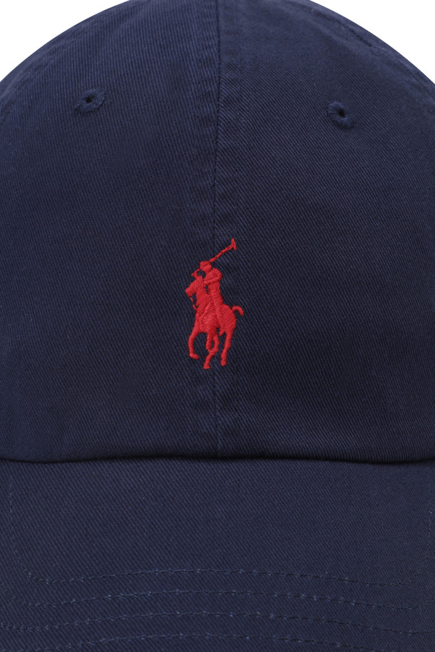 네이비와 레드 컬러 배색이 돋보이는 코튼 치노 베이스볼 캡입니다. 면 소재로 제작되어 부드러운 촉감과 편안한 착용감을 제공하며, 봄, 여름, 가을에 착용하기 좋습니다. 일반적인 모자 깊이와 챙 넓이, 그리고 통기성을 고려한 디자인으로 일상생활뿐만 아니라 여행룩, 산책룩 등 다양한 TPO에 어울립니다. 6패널 구조와 내부 스웨트밴드, 시그니처 포니 자수, Polo 자수 디테일이 돋보이는 캐주얼, 클래식, 미니멀 스타일의 제품입니다.
