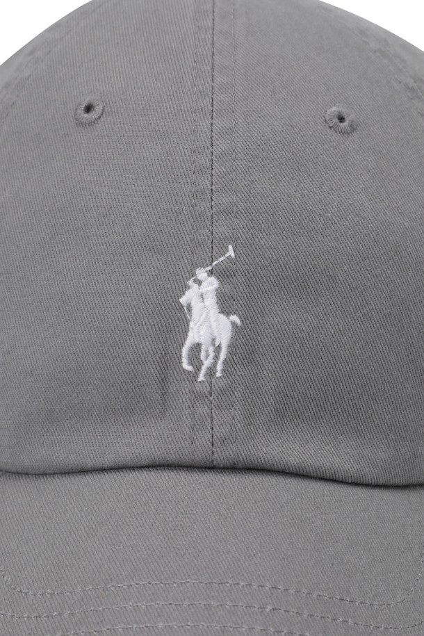퍼펙트 그레이/화이트 컬러의 코튼 치노 베이스볼 캡입니다. 면 소재로 제작되어 부드러운 촉감을 자랑하며, 봄, 여름, 가을 계절에 착용하기 좋습니다. 일반적인 모자 깊이와 챙 넓이, 그리고 통기성을 고려한 디자인으로 편안한 착용감을 제공합니다. 6패널 구조와 내부 스웨트밴드가 땀 흡수를 도와주며, 시그니처 포니 자수와 Polo 자수, 버클 스트랩 디테일이 돋보입니다. 산책룩, 봄 소풍룩 등 캐주얼, 클래식, 미니멀 스타일을 즐기는 분들께 추천합니다.
