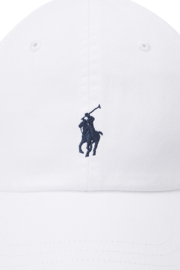 COTTON CHINO BASEBALL CAP - WHITE/ NEWPORT NAVY (코튼 치노 베이스볼 캡 - 화이트/ 뉴포트 네이비)는 면 소재로 제작되어 부드러운 촉감을 선사하는 베이스볼 캡입니다. 화이트와 네이비 두 가지 색상으로 출시되었으며, 일상생활과 봄 소풍룩, 여행룩 등 다양한 TPO에 활용하기 좋습니다. 6패널 구조와 내부 스웨트밴드로 편안한 착용감을 제공하며, 통기성이 뛰어나 쾌적하게 착용할 수 있습니다. 캡 전면에는 시그니처 포니 자수와 Polo 자수가 놓여있어 클래식하고 미니멀한 디자인을 강조합니다. 버클 스트랩으로 사이즈 조절이 용이하며 캐주얼한 스타일을 연출하기에 좋습니다.
