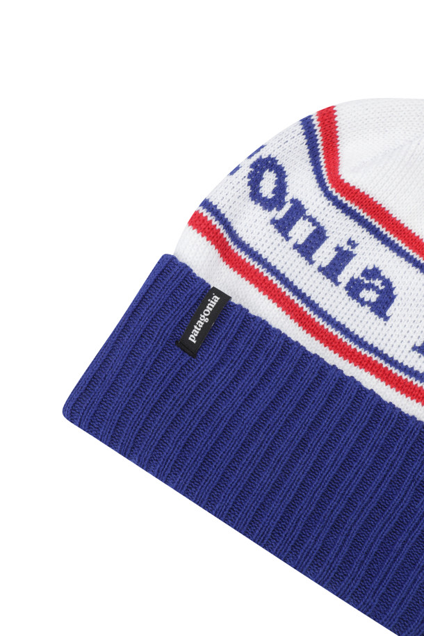 POWDER TOWN BEANIE - PARK STRIPE: VIKING BLUE (파우더 타운 비니 - 파크 스트라이프: 바이킹 블루)는 캐주얼, 클래식, 미니멀 스타일을 추구하는 분들을 위한 비니입니다. 울과 아크릴 혼방 소재로 제작되어 부드러운 촉감과 뛰어난 보온성을 제공하며, 가을/겨울 시즌 스노우스포츠 및 일상생활에서 활용하기 좋습니다. 깊은 모자 깊이와 두꺼운 두께로 포근함을 더하고, 스트라이프 패턴과 로고 디자인, 폼폼 장식으로 포인트를 더했습니다. 등산룩에도 잘 어울리는 비니로, 니트 조직으로 제작되어 따뜻함과 스타일을 동시에 잡았습니다.
