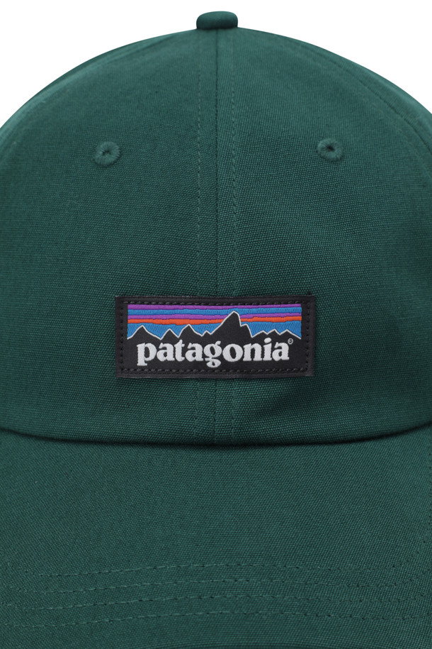 P-6 라벨 트래드 캡 - CASCADE GREEN (캐스케이드 그린)은 산책룩, 여행룩에 어울리는 볼캡입니다. 캐주얼, 미니멀, 클래식 스타일을 즐기는 분들께 추천하며, 공용으로 착용 가능합니다. 부드러운 촉감의 순면과 폐그물 재생소재로 제작되어 편안한 착용감을 선사합니다. 무지 디자인에 사이즈 조절이 가능한 스트랩이 있어, 남녀노소 누구나 쉽게 착용할 수 있습니다. 봄, 여름, 가을 계절에 활용하기 좋으며, 친환경적인 요소까지 더했습니다.
