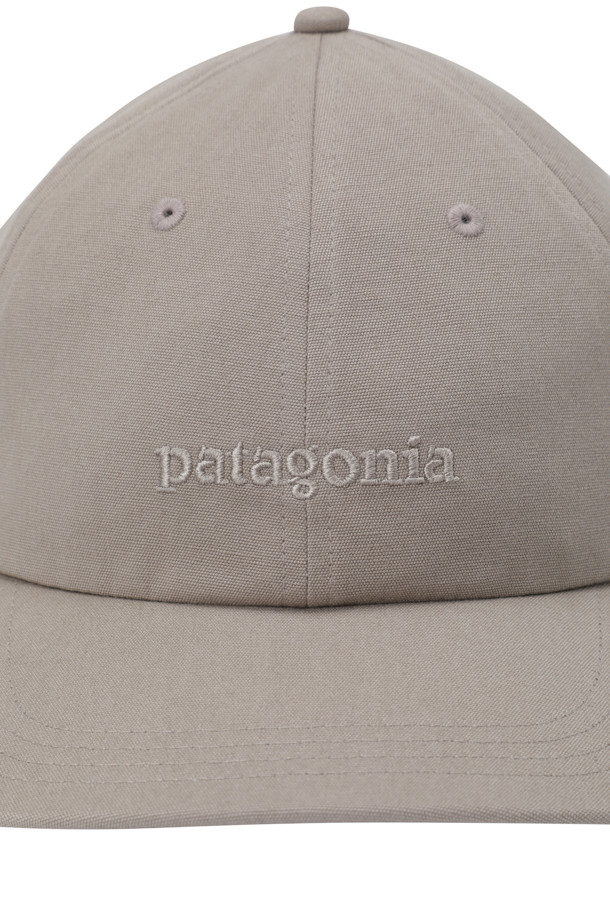 FITZ ROY ICON TRAD CAP - SEABIRD GREY (피츠 로이 아이콘 트래드 캡 - 씨버드 그레이)는 부드러운 면 소재로 제작되어 편안한 착용감을 제공하는 볼캡입니다. 로우 캡에 가까운 모자 깊이와 챙 넓이로 제작되었으며, 6패널 디자인과 로고 자수 디테일이 돋보이는 디자인입니다. 가볍고 통기성이 좋아 봄, 여름, 가을 일상 속 산책룩, 봄 소풍룩에 캐주얼, 미니멀, 클래식 스타일로 포인트를 더할 수 있습니다. 사이즈 조절이 가능하며, 85g의 가벼운 무게로 활동성을 높였습니다. 그레이 컬러로 어떤 스타일에도 자연스럽게 매치할 수 있습니다.
