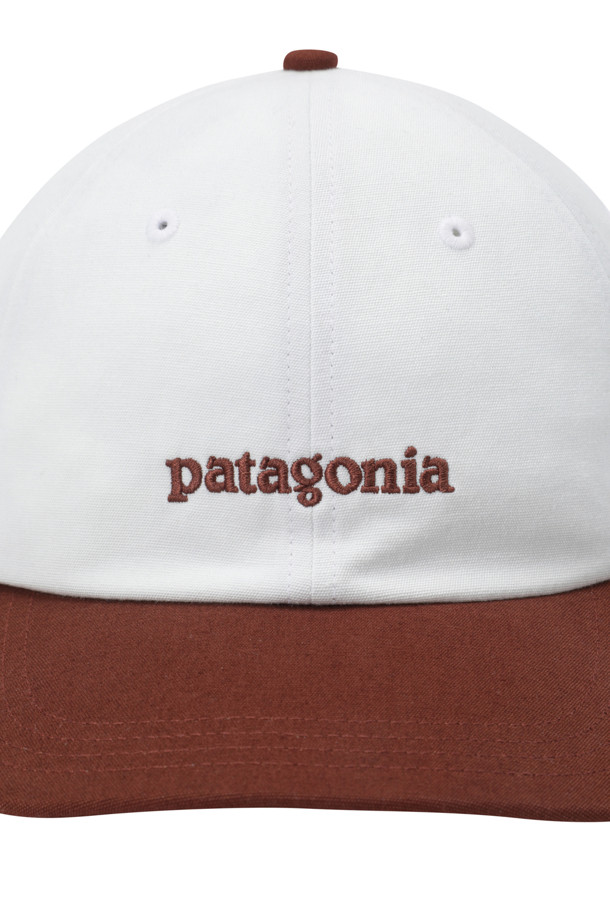 FITZ ROY ICON TRAD 캡 - 텍스트 로고: 플럼멧 퍼플은 일상, 산책, 봄 소풍룩에 어울리는 볼캡입니다. 유기농 순면 소재로 제작되어 부드러운 촉감을 선사하며, 로우 크라운 디자인과 6패널 구조로 편안한 착용감을 제공합니다. 퍼플 컬러에 텍스트 로고가 포인트로 들어가 캐주얼, 미니멀, 클래식한 스타일을 연출하기 좋습니다. 봄, 여름, 가을 계절에 활용하기 좋은 아이템으로, 데일리룩에 포인트를 더해보세요.
