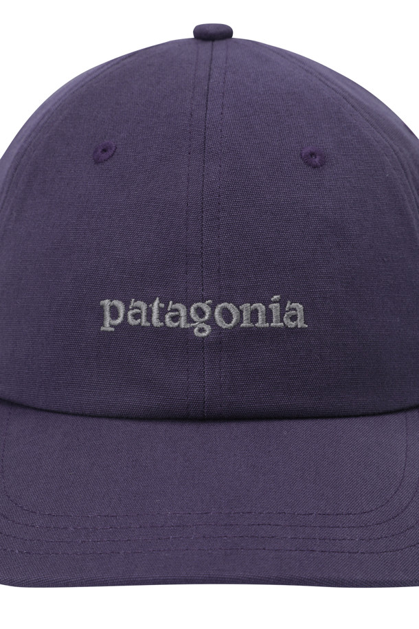 FITZ ROY ICON TRAD CAP - 드라이드 바닐라는 부드러운 면 소재로 제작되어 편안한 착용감을 선사하는 볼캡입니다. 로우 크라운 디자인과 일반 챙 넓이로 제작되었으며, 6패널 구조에 로고 자수 디테일이 돋보입니다. 사이즈 조절이 가능하며, 가볍게 산책하거나 여행을 떠날 때 캐주얼, 미니멀, 클래식 스타일로 연출하기 좋습니다. 드라이드 바닐라 컬러는 봄, 여름, 가을 계절에 어울리는 부드러운 색감으로 어떤 룩에도 자연스럽게 매치됩니다. 모자 무게는 약 85g으로 가볍게 착용할 수 있습니다.
