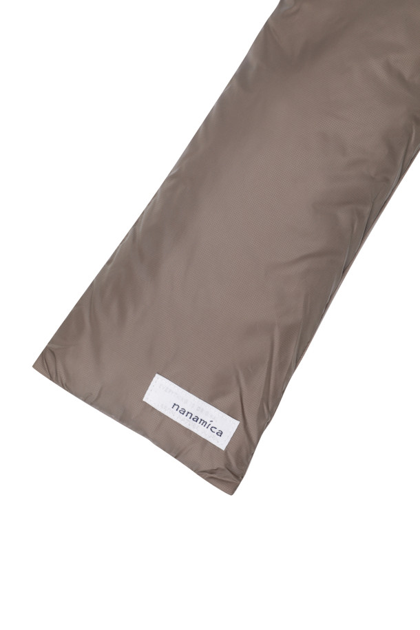 (NANAMICA) 다운 머플러 - 베이지는 부드러운 촉감과 보온성을 제공하는 남녀 공용 머플러입니다. 면과 다운 소재를 사용하여 제작되었으며, 무지 패턴의 미니멀하고 클래식한 디자인으로 다양한 스타일에 매치하기 좋습니다. 리버서블 디자인으로 활용도를 높였으며, 휴대용 파우치가 포함되어 있어 간편하게 휴대할 수 있습니다. 산책, 여행, 휴가 등 다양한 TPO에 활용하기 좋은 아이템입니다.
