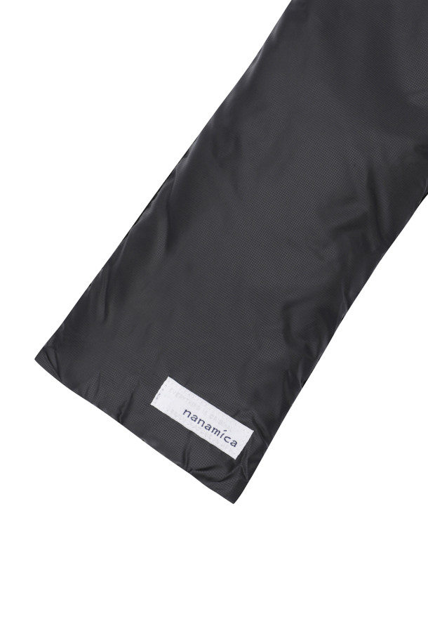 (NANAMICA) 다운 머플러 - 블랙은 코튼과 다운 소재를 사용하여 부드러운 촉감과 뛰어난 보온성을 제공하는 머플러입니다. 리버서블 디자인으로 다양한 스타일 연출이 가능하며, 휴대용 파우치가 함께 제공되어 편리한 휴대가 용이합니다. 미니멀, 클래식, 캐주얼 등 어떤 스타일에도 잘 어울리며, 출근룩, 산책룩, 여행룩 등 TPO에 구애받지 않고 활용할 수 있습니다. 무지 패턴의 블랙 컬러로, 유행을 타지 않고 오랫동안 사용할 수 있는 실용적인 아이템입니다.
