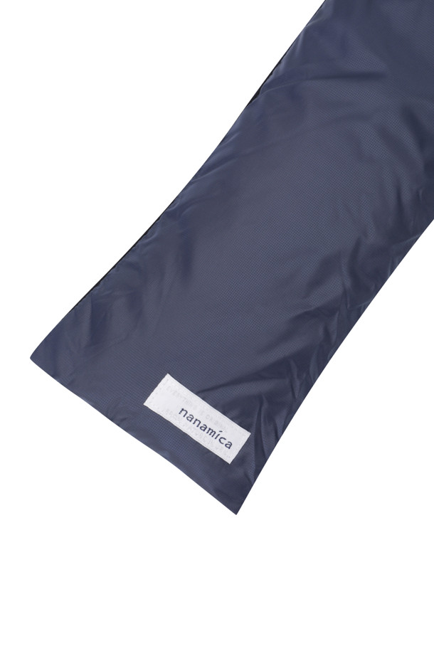 (NANAMICA) 다운 머플러 - 네이비는 부드러운 면과 다운 소재를 사용하여 제작된 겨울철 필수 아이템입니다. 좁은 폭 디자인과 무지 패턴으로 캐주얼하고 베이직한 스타일을 연출하며, 출근룩에도 잘 어울립니다. 보온성을 높여주는 기능과 리버서블 디자인으로 실용성을 더했습니다. 네이비 컬러로 어떤 스타일에도 매치하기 용이하며, 휴대용 파우치가 포함되어 있어 보관 및 휴대가 간편합니다.
