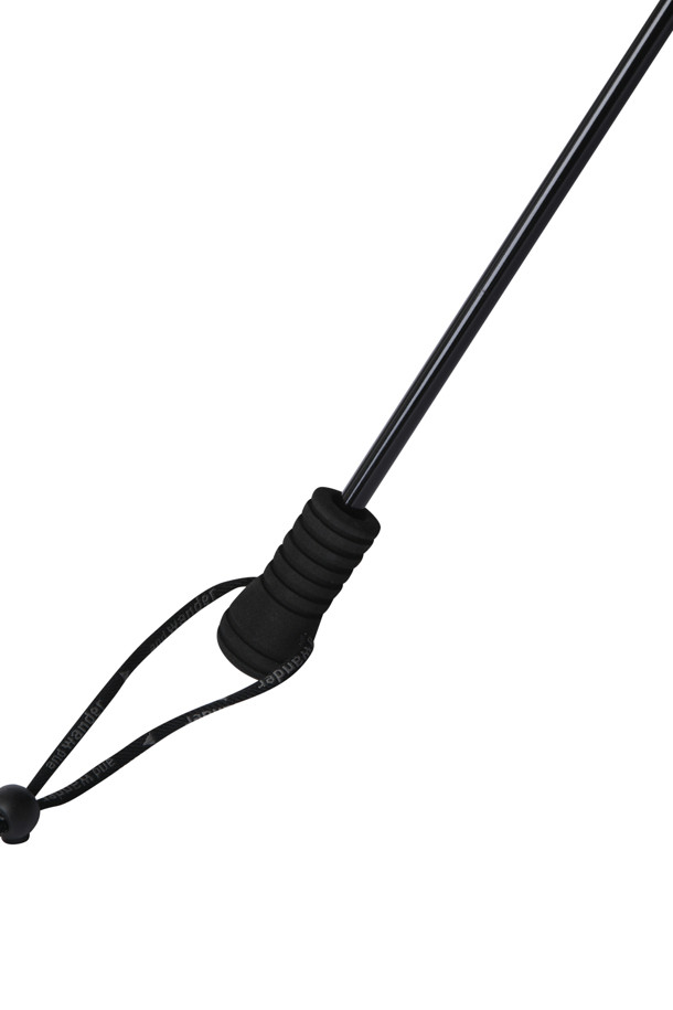 (앤드 원더) 유로쉔 × (앤드 원더) 엄브렐라 - 블랙은 일상, 하이킹, 여행 등 다양한 상황에서 활용하기 좋은 우산입니다. 봄, 여름, 가을, 겨울 사계절 내내 사용 가능하며, 튼튼한 나일론 소재와 테프론 코팅으로 높은 방수, 방풍 기능을 제공합니다. 자외선 차단 기능과 함께 나선형 살대, 넓은 보호 범위를 갖춰 실용성을 높였습니다. 미니멀, 캐주얼, 클래식 스타일의 여행룩, 휴가룩, 등산룩에 매치하여 스타일리시하게 연출해보세요.