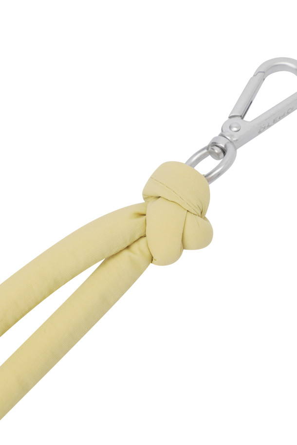 PUFFY KEY CHAIN (퍼피 키 체인) - 라임은 당신의 일상에 산뜻함을 더해줄 키링입니다. 비비드한 라임 컬러가 돋보이며, 스카프 매듭 디자인으로 포인트를 주었습니다. 가방 정리에 용이하며, 캐주얼, 미니멀 스타일의 의상에 잘 어울립니다. 부드러운 솔과 따뜻한 물, 비누로 세탁하여 위생적으로 관리할 수 있습니다. 동네 마실룩이나 여행룩에 가볍게 매치하여 포인트를 줄 수 있습니다.
