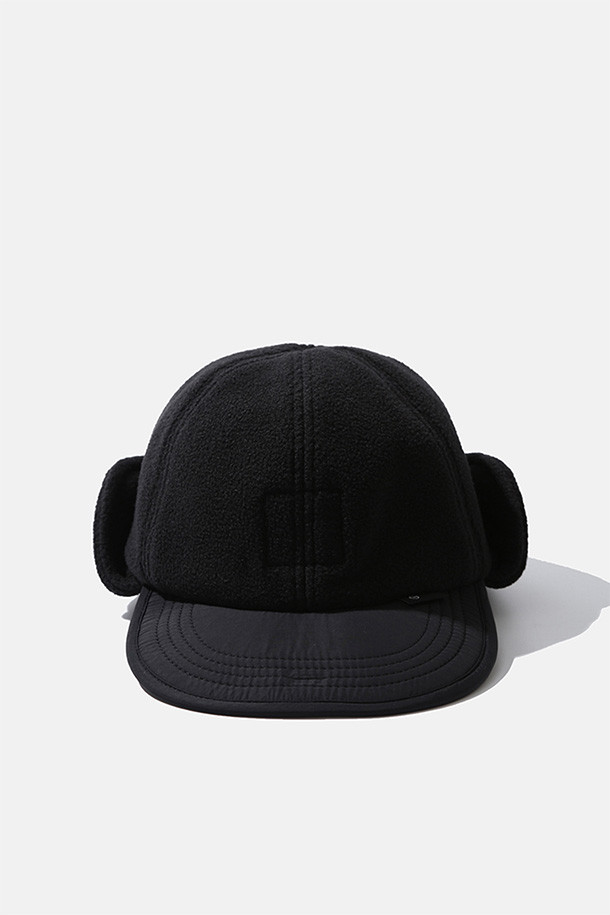 HIKER TROOPER CAP (하이커 트루퍼 캡) - 블랙은 하이킹 및 일상 활동에 적합한 깊은 모자 깊이의 트루퍼캡입니다. 부드러운 촉감의 폴리에스테르와 나일론 혼방 소재로 제작되어 겨울철 보온성을 제공하며, 흡습 및 속건 기능으로 쾌적함을 유지합니다. 접이식 귀덮개와 후면 버클 클로저를 통해 착용감을 조절할 수 있으며, 무지 디자인에 버클 장식이 더해져 캐주얼, 고프코어, 미니멀 스타일을 연출합니다. 등산룩과 캠핑룩에 매치하여 스타일리시한 겨울 패션을 완성해보세요.
