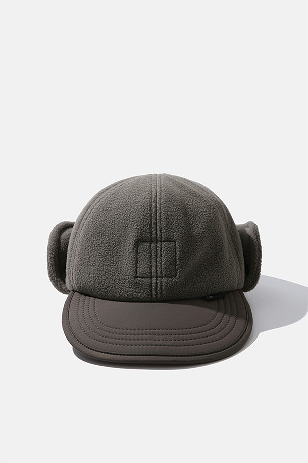 **하이커 트루퍼 캡 - 애쉬 브라운**은 하이킹과 일상생활에서 따뜻함과 스타일을 모두 잡을 수 있는 겨울철 방한 모자입니다. 부드러운 촉감의 플리스 소재와 두꺼운 두께로 뛰어난 보온성을 제공하며, 귀덮개와 버클 디자인이 특징입니다. 폴리에스테르와 나일론 혼방으로 제작되어 흡습, 속건 기능은 물론, 깊은 모자 깊이와 챙 부분의 심볼 라벨이 돋보입니다. 애쉬 브라운 컬러의 무지 디자인으로 캐주얼, 고프코어, 미니멀 스타일의 등산룩과 캠핑룩에 활용하기 좋습니다. 후면 버클 클로저를 통해 사이즈 조절이 가능합니다.
