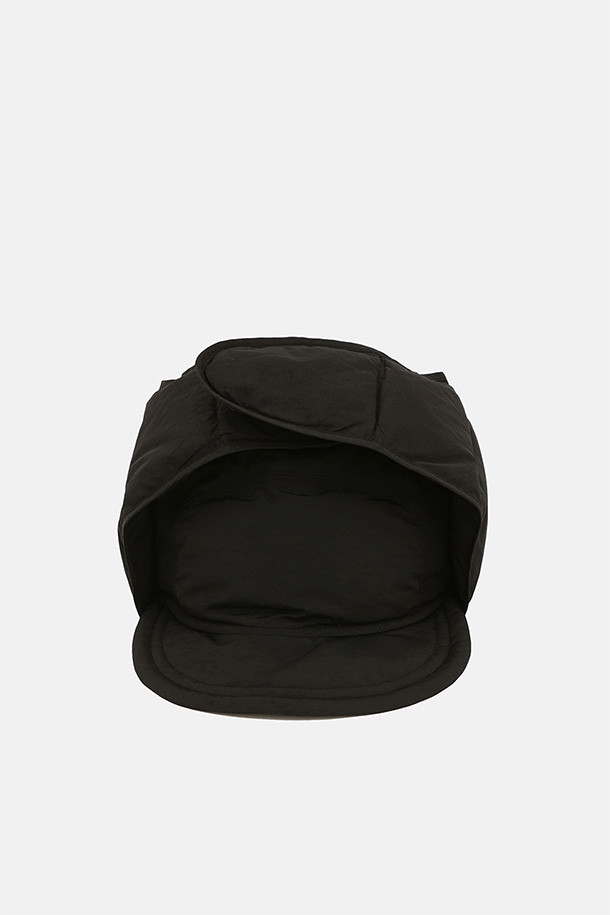 COLD WEATHER INSULATED CAP(콜드 웨더 인슐레이티드 캡) - 블랙은 겨울철 보온에 최적화된 방한모입니다. 깊은 모자 깊이와 두꺼운 두께감으로 뛰어난 보온성을 제공하며, 일상, 아웃도어 활동 모두에 적합합니다. 나일론과 덕다운 소재를 사용하여 가볍고 따뜻하며, 무지 디자인에 벨크로와 스트링으로 사이즈 조절이 용이합니다. 등산, 캠핑, 출근룩 등 다양한 TPO에 캐주얼, 미니멀, 고프코어 스타일을 연출할 수 있습니다. 블랙 컬러로 어떤 의상에도 쉽게 매치하여 따뜻하고 스타일리시하게 겨울을 즐겨보세요.
