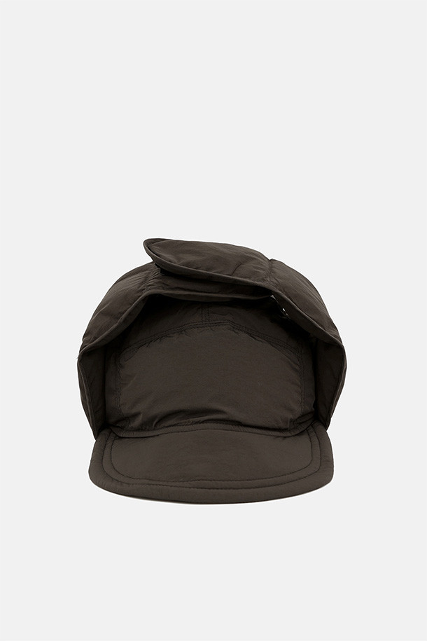 올리브 브라운 색상의 COLD WEATHER INSULATED 캡, 귀달이 모자입니다. 나일론과 덕다운 소재로 제작되어 겨울철 보온성을 극대화합니다. 깊은 모자 깊이와 숏 챙, 두꺼운 두께감으로 혹한기에도 따뜻하게 착용할 수 있습니다. 스트링과 스토퍼 디테일로 사이즈 조절이 용이하며, 귀덮개가 있어 찬 바람을 효과적으로 막아줍니다. 등산룩, 캠핑룩, 산책룩 등 다양한 아웃도어 활동은 물론, 캐주얼, 고프코어, 미니멀 스타일에도 잘 어울립니다.

