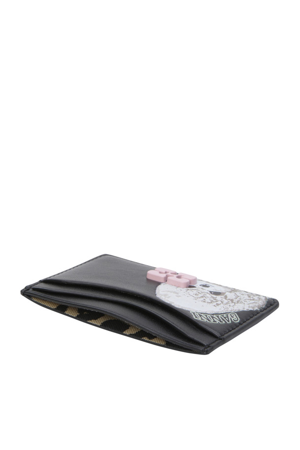 Bou(부) 카드 홀더 애니멀 - 블랙은 미니멀한 디자인과 콤팩트한 수납공간을 갖춘 카드 홀더입니다. 블랙 컬러의 사각 디자인에 귀여운 강아지 그래픽이 더해져 캐주얼하고 시크한 스타일을 연출합니다. 브랜드 Butterfly(버터플라이) 로고가 디자인 장식으로 들어가 포인트를 더합니다. 데이트룩, 쇼핑룩, 카페룩 등 다양한 TPO에 활용하기 좋으며, 카드 수납 기능을 제공합니다.
