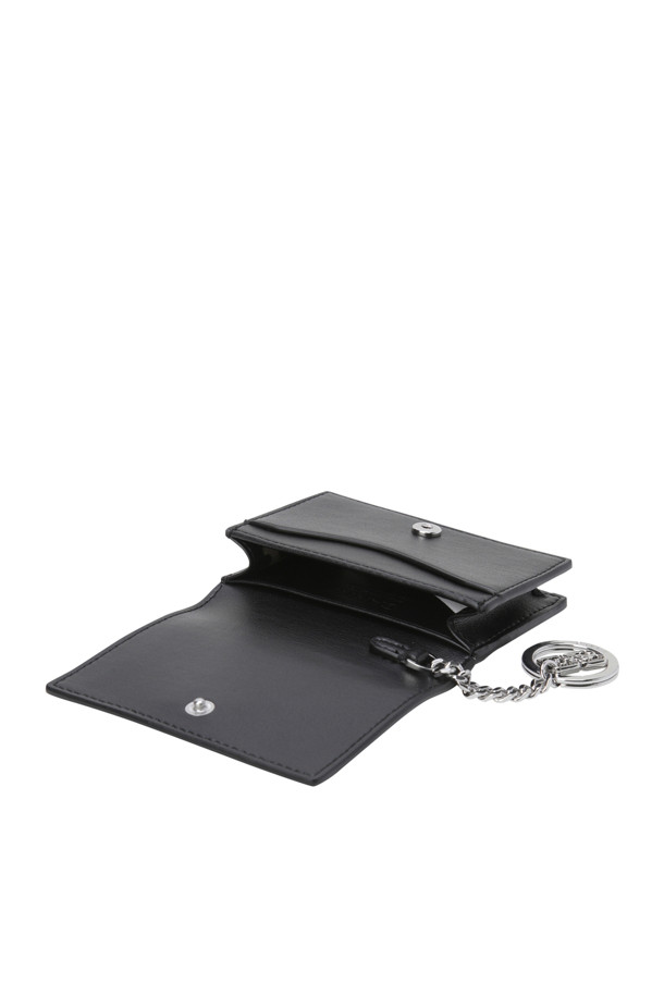 Bou(부) 카드지갑 플랩 애니멀 블랙은 스타일리시한 디자인의 카드지갑입니다. 블랙 컬러의 합성가죽 소재로 제작되었으며, 플랩형 디자인에 스냅 버튼 잠금 방식으로 안전하게 소지품을 보관할 수 있습니다. 지갑 전면에는 버터플라이 로고 장식이 더해져, 미니멀하면서도 시크한 분위기를 연출합니다. 카드 수납은 물론, 키링 기능과 더블링 디테일까지 갖춰 실용성을 높였습니다. 데이트룩, 쇼핑룩, 모임룩 등 다양한 TPO에 활용하기 좋습니다.

