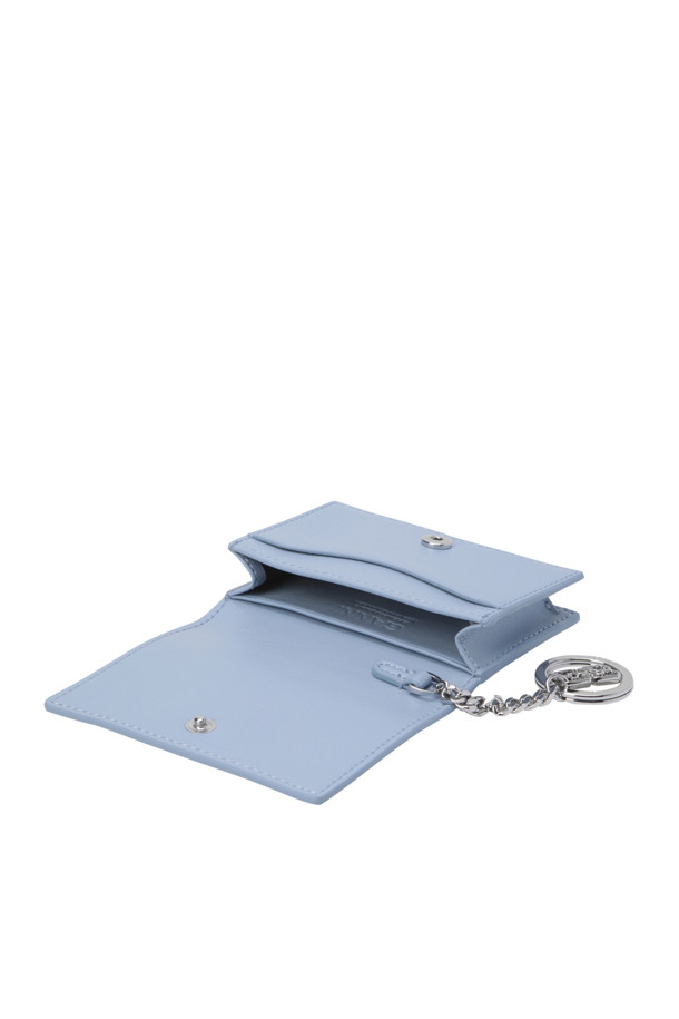 "부 카드 홀더 위드 플랩 애니멀 - 소프트 샴브레이"는 부드러운 샴브레이 소재의 플랩형 카드홀더입니다. 부드러운 질감의 합성가죽으로 제작되었으며, 귀여운 애니멀 패턴과 브랜드 로고, 버터플라이 로고 디자인이 특징입니다. 내부에는 실용적인 카드 수납 공간이 있으며, 키링을 걸 수 있는 더블링과 스냅 버튼형 잠금 방식으로 편의성을 더했습니다. 미니멀, 클래식, 캐주얼 스타일을 즐기는 분들께 데이트룩, 쇼핑룩, 카페룩에 어울리는 작은 사이즈의 카드 지갑입니다.
