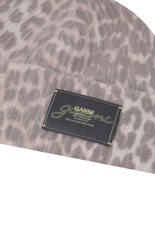 그래픽 울 혼방 레오파드 비니는 가을, 겨울 시즌에 착용하기 좋은 모자입니다. 브라운 컬러의 울 소재로 제작되어 부드러운 촉감을 선사하며, 레오파드 패턴과 그래픽 디자인 장식이 돋보입니다. 캐주얼, 클래식, 미니멀 스타일을 즐기는 분들께 제격이며, 겨울 데일리룩, 산책룩, 여행룩 등 다양한 TPO에 활용하기 좋습니다. 울 혼방 소재로 따뜻함과 스타일을 동시에 잡을 수 있는 아이템입니다.
