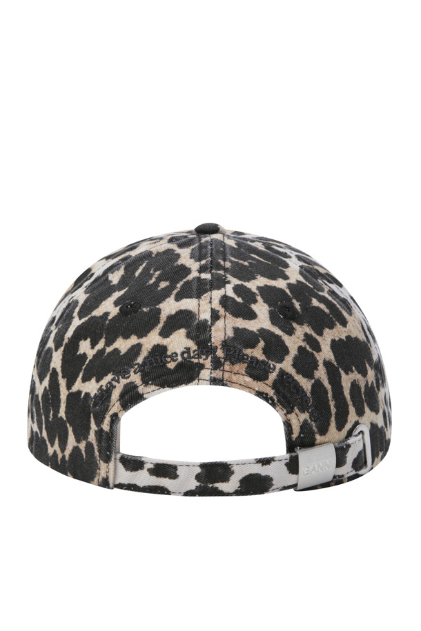워싱 코튼 캔버스 캡 모자 - 레오파드

부드러운 워싱 가공을 거친 면 캔버스 소재의 캡 모자입니다. 베이지, 브라운, 블랙 세 가지 색상으로 만나볼 수 있으며, 레오파드 무늬가 캐주얼하고 미니멀한 스타일을 연출합니다. 앞면에는 브랜드 로고 자수 디테일이 더해져 포인트를 줍니다. 캡 모자 깊이 14.5cm, 일반 챙 넓이로 제작되었으며, 사이즈 조절 기능으로 편안하게 착용 가능합니다. 동네 마실룩, 산책룩, 여행룩 등 다양한 TPO에 활용하기 좋습니다.
