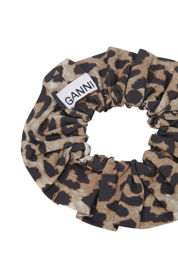 레오파드 프린트 코튼 스크런치입니다. 부드러운 오가닉 코튼 소재로 제작되어 데일리룩에 편안하게 착용할 수 있습니다. 베이지, 브라운, 블랙 세 가지 색상으로 출시되어 다양한 스타일 연출에 용이합니다. 캐주얼, 미니멀, 걸리시 룩에 잘 어울리는 밴드형 디자인이며, 산책룩이나 집콕룩에 포인트를 더할 수 있습니다. 헤어 액세서리로 활용하여 여성스러운 매력을 더해보세요.
