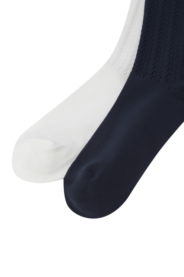 아디다스 X 웨일스 보너 CRO 하이 삭스 -  chalk white/night brown은 아디다스와 웨일스 보너의 콜라보레이션으로 탄생한 양말입니다. 화이트, 네이비, 브라운 컬러 배색의 스트라이프 패턴이 특징이며, 코튼 소재로 제작되어 부드러운 촉감과 뛰어난 통기성을 제공합니다. 일상생활에서 캐주얼하거나 스포티한 스타일을 연출하기 좋습니다. 로고 디테일과 컬러 블록 디자인이 돋보이며, 사계절 내내 착용할 수 있는 아이템입니다.
