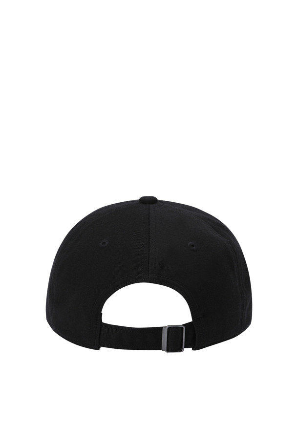 CHINO CLOTH 6패널 캡 - 블랙은 캐주얼, 미니멀, 클래식 스타일을 아우르는 공용 모자입니다. 부드러운 코튼 소재로 제작되어 봄, 여름, 가을에 착용하기 좋으며, 낮은 깊이의 크라운이 특징입니다. 블랙 컬러에 로고 패치와 사이즈 조절 스트랩으로 디자인되었으며, 바이오 스톤 워싱 처리하여 자연스러운 멋을 더했습니다. 데일리룩에 포인트를 더해줄 캡모자를 찾고 있다면, 이 제품을 추천합니다.
