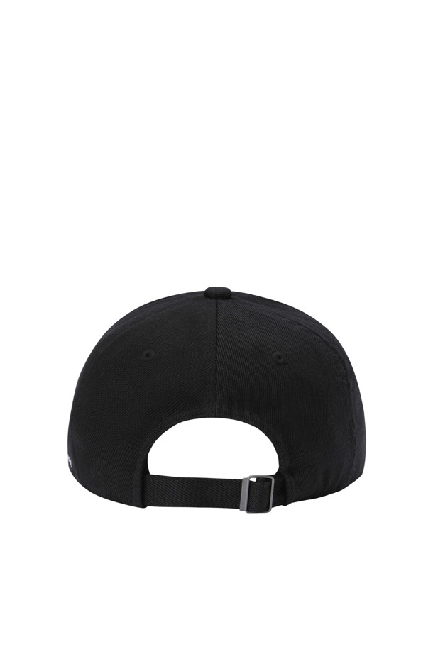 블랙 컬러의 폴리에스터 소재 6패널 캡입니다. 가볍고 부드러운 촉감으로 사계절 내내 편안하게 착용할 수 있습니다. 챙 밑부분의 그린 컬러 포인트가 특징이며, 사이즈 조절이 가능하여 남녀 공용으로 착용하기 좋습니다. 미니멀하고 캐주얼한 스타일에 로고 패치 디자인으로 포인트를 더했습니다. 데일리룩에 편안하게 매치하여 스타일리시함을 더해보세요.
