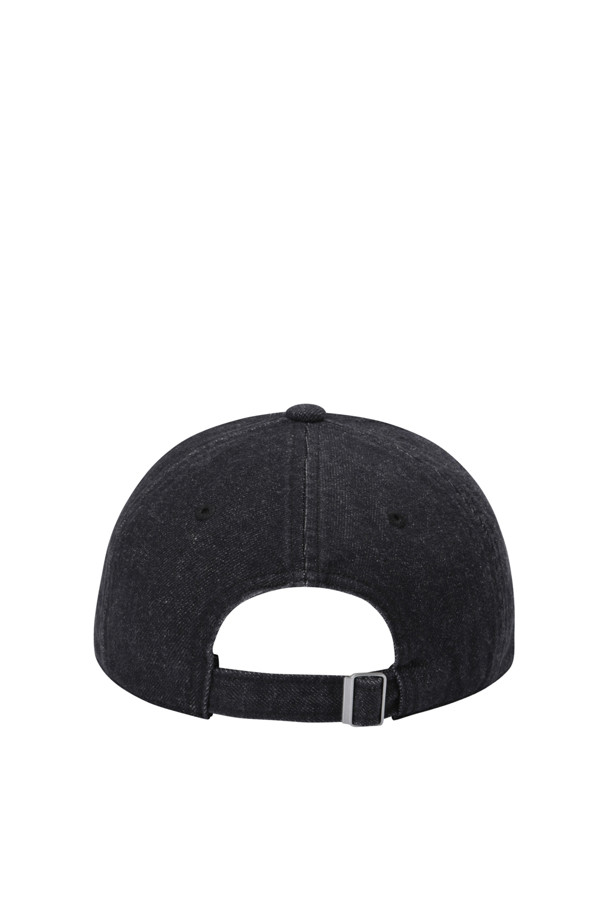 블랙 컬러의 워싱 데님 6패널 캡입니다. 남녀 모두 착용 가능하며, 캐주얼, 미니멀, 시티보이 스타일 연출에 적합합니다. 부드러운 촉감의 데님 소재로 제작되었으며, 워싱 처리하여 자연스러운 멋을 더했습니다. 전면에 로고 패치가 디자인되어 포인트를 줍니다. 일상생활에서 편안하게 착용할 수 있는 아이템입니다.
