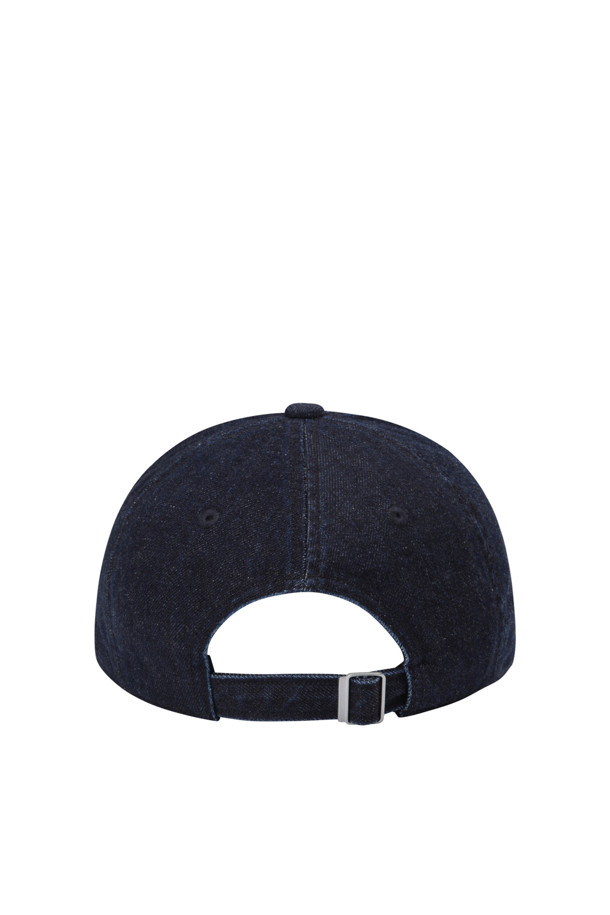워싱 데님 6패널 캡 - 인디고는 남녀 모두 착용 가능한 캐주얼 모자입니다. 데님 소재에 워싱 처리하여 자연스러운 멋을 더했으며, 로고 패치가 디자인 포인트를 더합니다. 봄, 여름, 가을 계절에 활용하기 좋으며, 여행룩이나 산책룩에 매치하여 편안하면서도 스타일리시한 연출이 가능합니다. 미니멀, 시티보이 스타일을 즐겨 입는 분들께 추천하며, 데님 특유의 빈티지한 매력이 돋보이는 아이템입니다.
