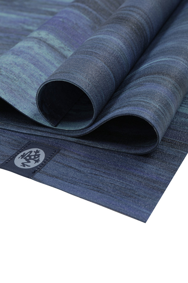 eKO Super Lite(에코 슈퍼라이트) 매트 1.5mm - BLUE MOON MARBLE(블루 문 마블)은 요가 및 피트니스에 적합한 공용 요가 매트입니다. 천연고무 소재로 제작되어 뛰어난 그립감과 쿠션감을 제공하며, 얇은 두께로 휴대성이 좋습니다. 미끄럼 방지 기능으로 안전한 운동을 지원하며, 아름다운 마블 패턴이 특징입니다. 친환경적이며, 폐기물과 배기가스 발생을 최소화하여 내구성이 우수합니다.
