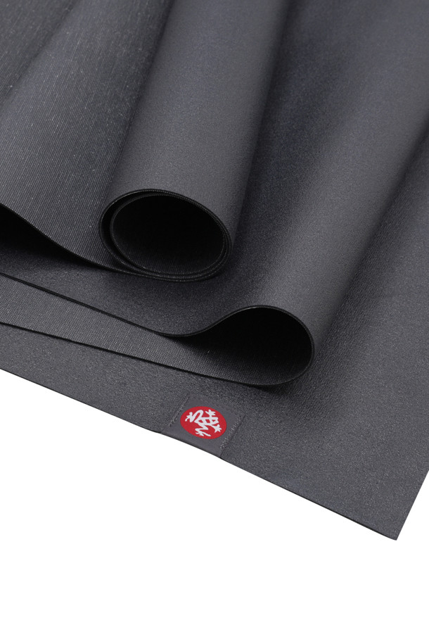 eKO 슈퍼 라이트 에코 슈퍼라이트 매트 1.5mm - 차콜은 요가 및 피트니스에 적합한 얇은 두께의 요가 매트입니다. 천연 고무 소재로 제작되어 친환경적이며, 뛰어난 쿠션감과 그립감을 제공합니다. 미끄럼 방지 기능으로 안전하게 운동할 수 있으며, 내구성이 뛰어나 오래 사용할 수 있습니다. 차콜 색상으로 디자인되어 세련된 느낌을 주며, 폐기물 및 배기가스 제로를 실현합니다. 매트 슬링/가방은 포함되어 있지 않습니다.
