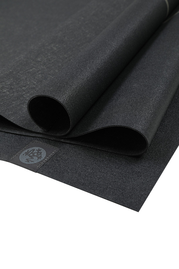 eKO (에코) Super Lite (슈퍼 라이트) 매트 1.5mm - GERRY LOPEZ (제리 로페즈) CHARCOAL (차콜)은 요가 수련에 최적화된 친환경 매트입니다. 얇은 두께(1.5mm)로 제작되어 휴대성이 뛰어나며, 천연 고무 소재로 제작되어 뛰어난 쿠션감과 미끄럼 방지 기능을 제공합니다. 차콜 컬러의 무지 디자인으로 어떤 스타일의 요가복과도 잘 어울립니다. 폐기물과 배기가스 배출을 최소화하여 환경까지 생각한 제품입니다. 높은 내구성과 강한 그립감으로 안정적인 요가 수련을 돕습니다.
