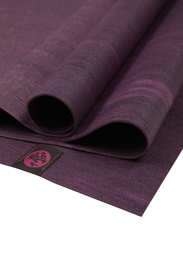 eKO Super Lite (에코 슈퍼라이트) 매트 1.5mm - ROOIBOS MARBLE (루이보스 마블)은 요가 수련을 위한 친환경적인 매트입니다. 천연 고무 소재로 제작되어 부드러운 촉감과 뛰어난 쿠션감을 제공하며, 미끄럼 방지 기능으로 안전하게 요가 동작을 수행할 수 있습니다. 루이보스 마블 패턴은 안정감과 세련된 디자인을 더합니다. 얇은 두께(1.5mm)로 휴대성이 좋고, 높은 내구성과 단단한 그립감을 자랑합니다. 폐기물 및 배기가스 제로를 실현한 친환경적인 제품입니다.
