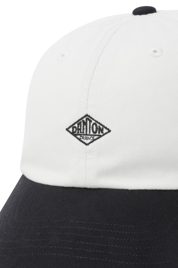 에크루와 블랙 투톤 컬러 배색이 돋보이는 CHINO CLOTH 6패널 캡입니다. 부드러운 코튼 트윌 소재로 제작되어 봄, 여름, 가을 계절에 착용하기 좋으며, 낮은 높이의 모자 깊이와 적당한 곡선의 챙이 편안한 착용감을 선사합니다. 바이오스톤 워싱 처리로 자연스러운 멋을 더했으며, 뒷면 조절 장치와 DANTON 로고 패치가 디자인의 완성도를 높입니다.

