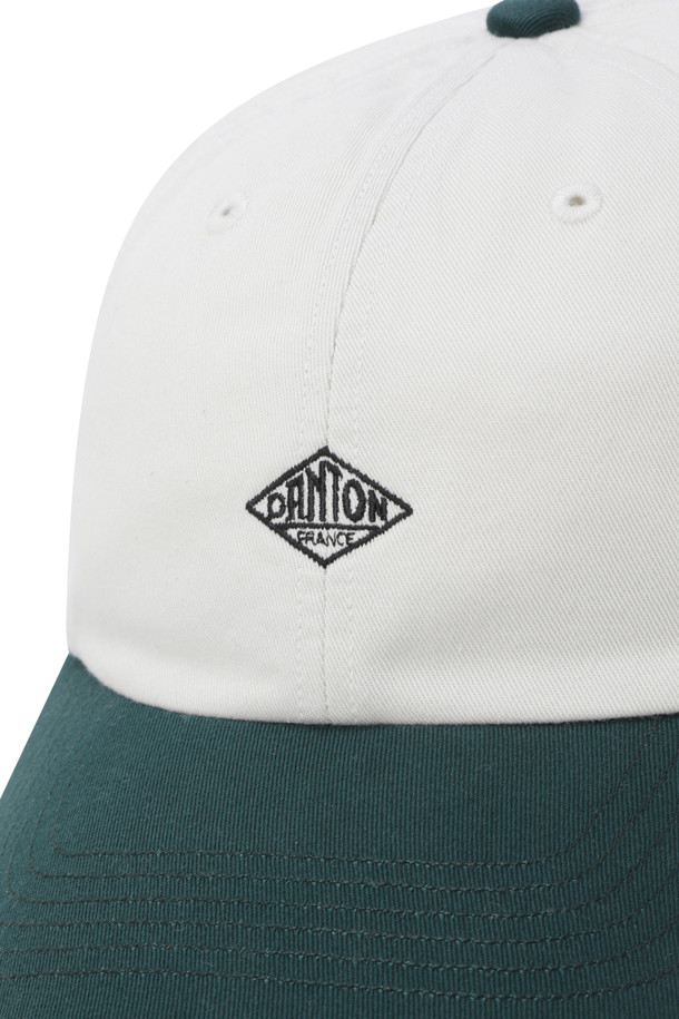 CHINO CLOTH 6 패널 캡 2톤 - 에크루 X 그린은 캐주얼, 미니멀, 클래식 스타일을 추구하는 분들을 위한 6패널 캡입니다. 에크루와 그린 두 가지 색상의 조화가 돋보이는 투톤 디자인으로, 봄, 여름, 가을 계절에 착용하기 좋습니다. 코튼 트윌 소재로 제작되어 부드러운 촉감을 제공하며, 낮은 모자 깊이와 적당한 챙 넓이로 편안한 착용감을 선사합니다. 일상, 동네 마실, 산책, 여행 등 다양한 TPO에 활용 가능하며, 바이오스톤 워싱 처리와 로고 패치, 사이즈 조절 장치가 디자인의 특징입니다.
