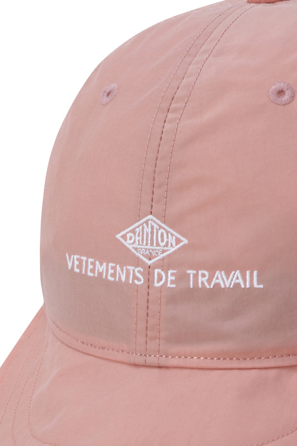 나일론 타프타 6패널 캡 - 핑크는 은은한 광택이 돋보이는 핑크 컬러의 6패널 캡입니다. 부드러운 촉감의 나일론 타프타 소재로 제작되었으며, 방수 및 통기성이 우수하여 쾌적한 착용감을 선사합니다. 데일리룩, 산책룩, 여행룩 등 다양한 TPO에 활용하기 좋으며, 캐주얼, 미니멀, 스포티한 스타일을 연출할 수 있습니다. 로고 자수 디테일이 돋보이며, 아크릴 코팅 안감과 내부 와이어 보강으로 형태를 유지합니다. 뒷면 조절 장치로 사이즈 조절이 용이합니다.
