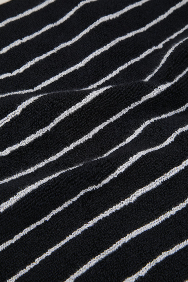 블랙 & 화이트 핀 스트라이프 디자인의 테리 워시클로스입니다. 부드러운 면 소재로 제작되어 흡습성이 뛰어나며, 얇은 두께감으로 산뜻한 사용감을 선사합니다. 견고한 행거 루프, 더블 스티치 처리된 밑단, 견고한 모서리 마감으로 내구성을 높였습니다. Oeko-Tex® Standard 100 인증을 받아 안심하고 사용할 수 있는 워시클로스입니다. 30x30cm 사이즈로, 세안 시 또는 가볍게 사용하기 좋습니다.
