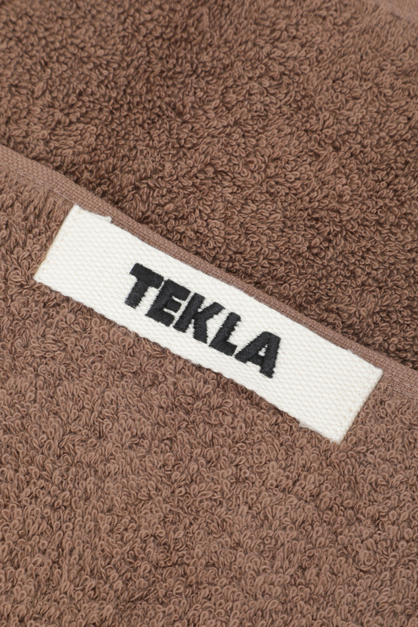 테리 워시클로스 (코디악 브라운) 30x30은 부드러운 면 소재로 제작되어 흡습성이 뛰어난 욕실용 타월입니다. 따뜻하고 차분한 코디악 브라운 컬러의 무지 디자인으로, 어떤 욕실에도 잘 어울립니다. 견고한 모서리 마감과 더블 스티치 처리로 내구성을 높였으며, 행거 루프가 부착되어 편리하게 걸어 보관할 수 있습니다. Oeko-Tex® Standard 100 인증을 받아 안심하고 사용할 수 있습니다. 세안 시 부드러운 촉감을 선사하는 데일리 아이템입니다.
