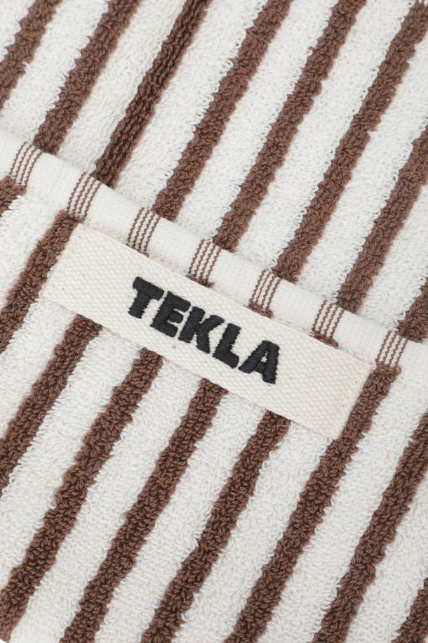 "테리 워시클로스 (세일러 스트라이프) 30X30 - 코디악 스트라이프"는 부드러운 면 소재의 워시클로스입니다. 브라운과 화이트 컬러의 스트라이프 패턴으로 디자인되어 있으며, 흡습성이 뛰어나 일상생활에서 활용하기 좋습니다. 행거 루프가 부착되어 있어 편리하게 걸어 보관할 수 있습니다. 꼼꼼한 더블 스티치 마감으로 내구성을 높였으며, Oeko-Tex® Standard 100 인증을 받아 안심하고 사용할 수 있습니다. 30x30cm 크기로, 세안 시나 청결 유지를 위해 사용하기 적합합니다.
